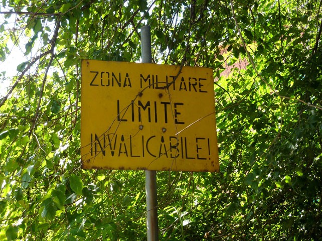 Cartello che indica il confine della caserma a Casaralta (BO)