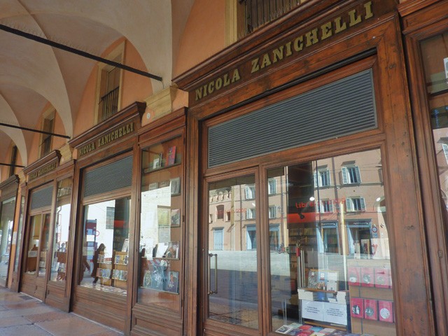 La Libreria Zanichelli in piazza Galvani (BO)