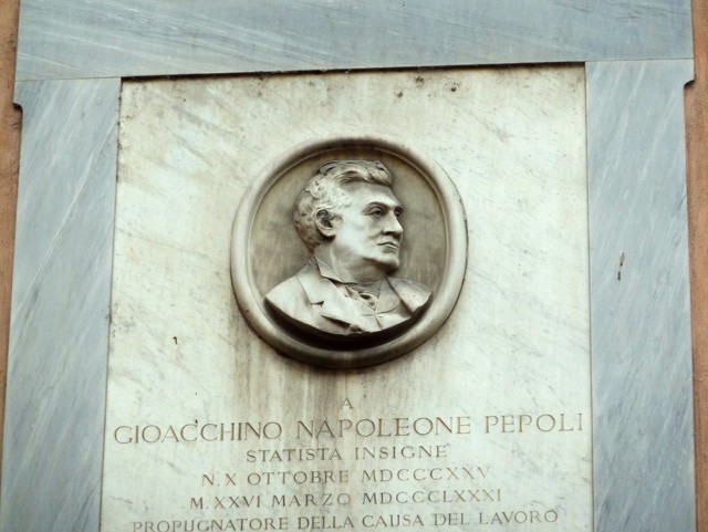 Ritratto di Gioacchino Napoleone Pepoli sulla facciata di Palazzo Pepoli Nuovo (BO)
