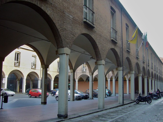 Il quadriportico di piazza Scaravilli da via Zamboni - arch. L. Vignali