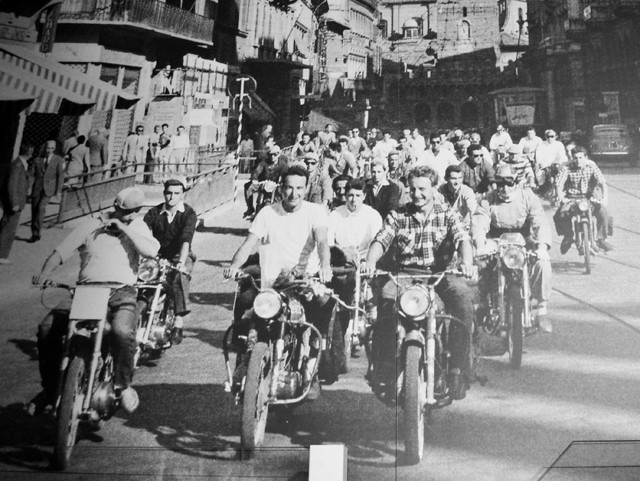 Tartarini e Monetti in corteo a Bologna in occasione del Giro del mondo in moto - Fonte: Desmo Story - Prunaro Budrio (BO) - 2012