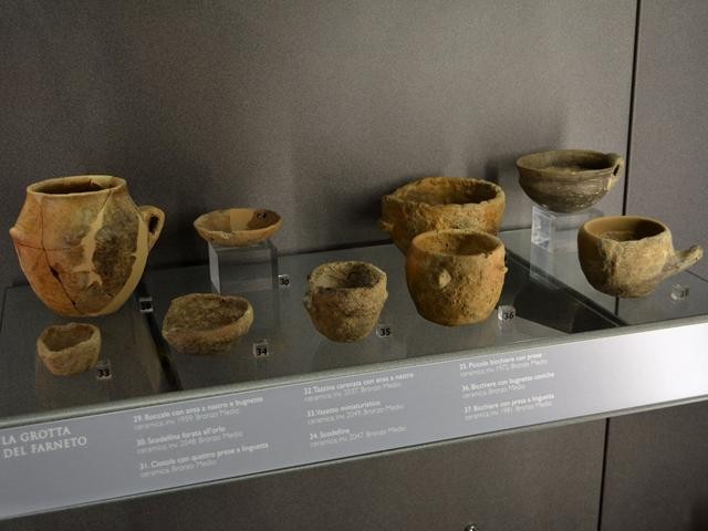 Vasellame proveniente dagli scavi della Grotta del Farneto - Età del Bronzo Medio - 1650-1330 a.C. - Museo Civico Archeologico (BO)