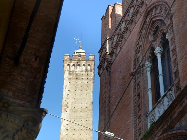 Il palazzo della Mercanzia e la torre Asinelli