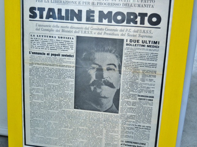 Un giornale di sinistra annuncia la morte di Stalin, definendolo "l'uomo che più di tutti ha fatto per il progresso dell'Umanità"