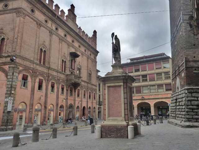 La statua di San Petronio in piazza Ravegnana - foto 2011