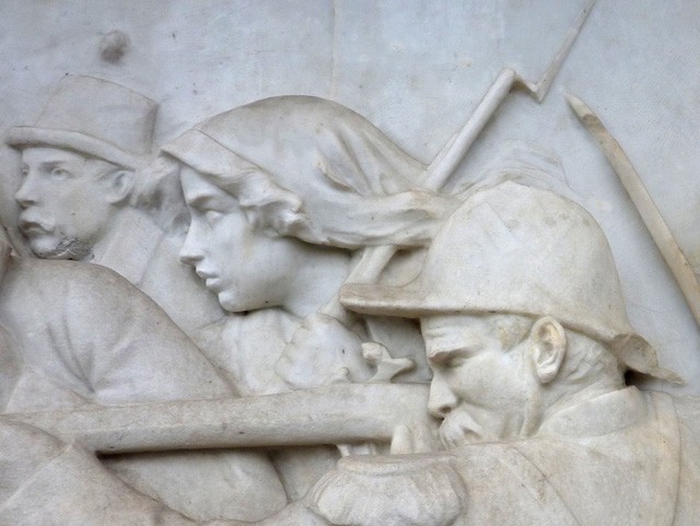 Anche le donne partecipano alla gloriosa giornata - La cacciata degli Austriaci l'8 agosto 1848 - Bassorilievo di T. Golfarelli - Scalea del Pincio - Piazza XX Settembre (BO)