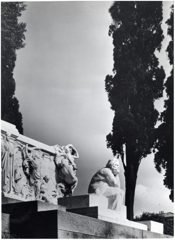 Statua del Poeta con il profilo del volto a destra (Bologna, Fotofast, 1961)