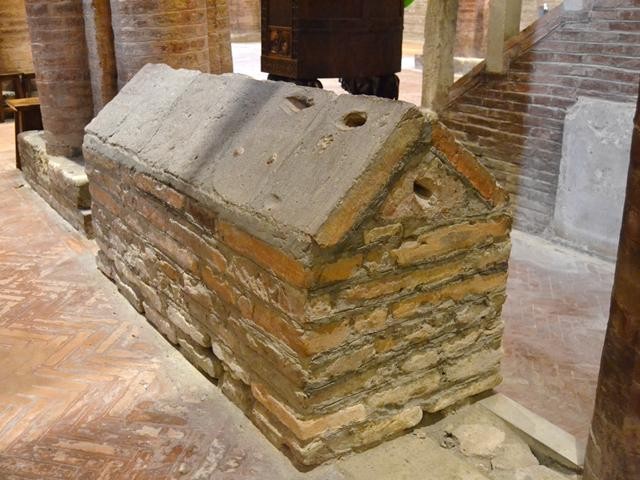 Pieve di Santa Maria Annunziata e San Biagio - Sala Bolognese (BO) - sarcofago con copertura di mattoni romani manubriati