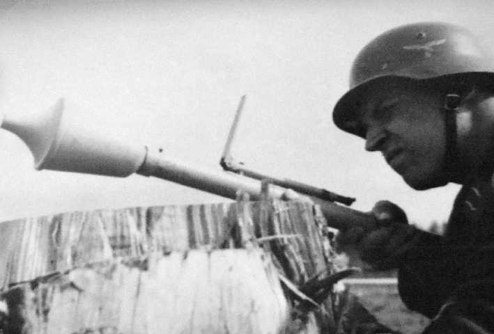 Soldato tedesco armato di arma controcarro "Panzerfaust" - Centro di cultura "P. Guidotti" - Castiglione dei Pepoli (BO)