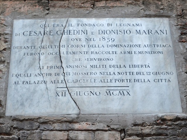 Lapide affissa nel luogo del magazzino di legnami in Palazzo Pepoli Vecchio (BO) che ospitava le armi per l'insurrezione