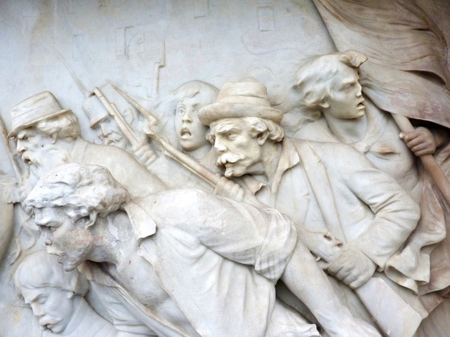 I popolani bolognesi cacciano gli Austriaci l'8 agosto 1848 - Bassorilievo di T. Golfarelli - Scalea del Pincio (BO)