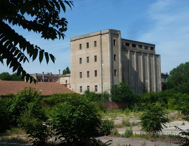 Uno dei silos dello stabilimento militare di Casaralta (BO) - In via di demolizione nel 2012