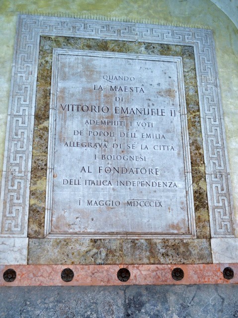 Lapide per la visita di re Vittorio Emanuele II a Bologna il 1 maggio 1860 - Palazzo comunale (BO) - Cortile d'onore