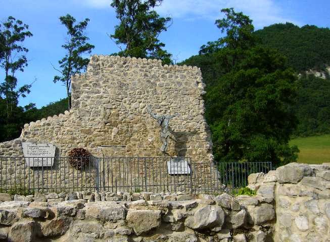 Il resti del villaggio di Caprara sopra Panico