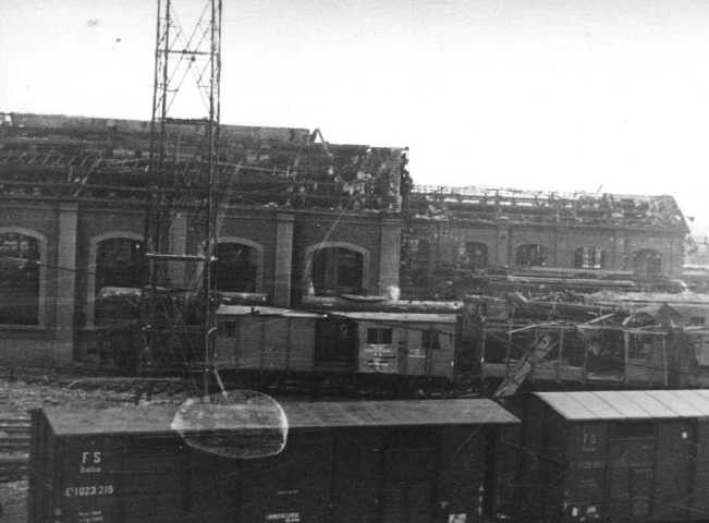 Distruzioni alla stazione - Foto: Istituto Parri (BO)