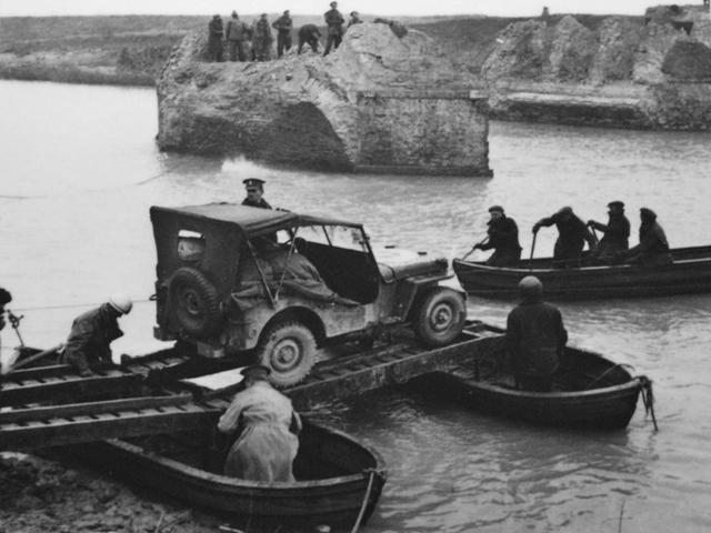 Gli Alleati attraversano uno dei fiumi padani su un ponte di barche - Fonte: Museo della Resistenza - Istituto Parri (BO)