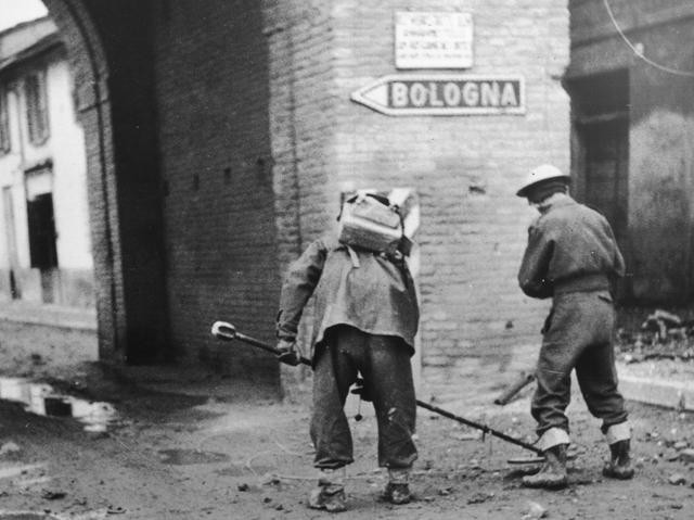Sminatori all'opera a Bologna - Fonte: Museo della Resistenza - Istituto Parri (BO)