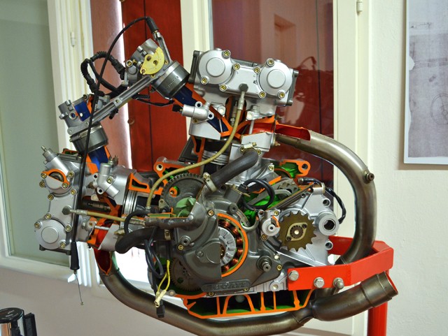 Motore Ducati a distribuzione desmodromica - Fonte: Desmo Story - Prunaro Budrio (BO) - 2012