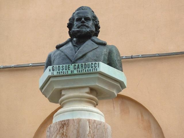 Busto del poeta davanti al Municipio di Castagneto Carducci (LI) - A. Manca - 1935