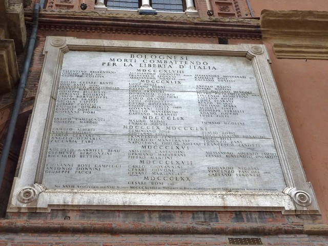 Bolognesi morti combattendo per l'Italia - lapide sul muro esterno del palazzo comunale (BO)