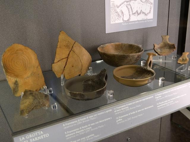 Frammenti di vasi con varie decorazioni - Età del Bronzo Medio - 1650-1330 a.C. - Grotta del Farneto - Museo Civico Archeologico (BO)