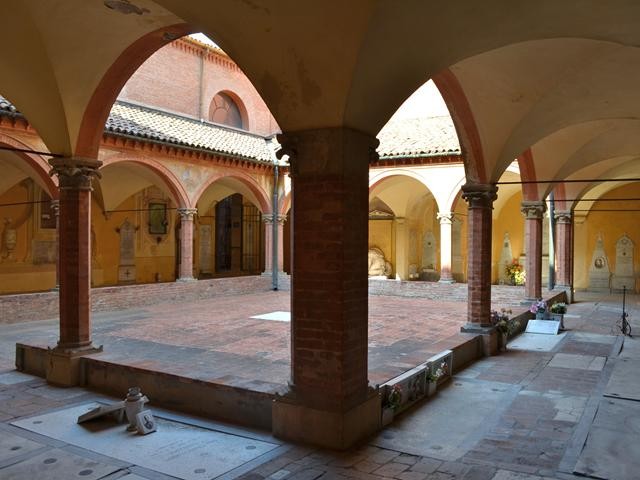 Antico chiostro della Certosa di San Girolamo (BO) 	