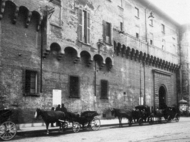 La centralissima via dei Vetturini (poi U. Bassi) con i caratteristici fiacre