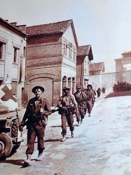 Le truppe dell'VIII Armata liberano Bentivoglio il 22 aprile 1945