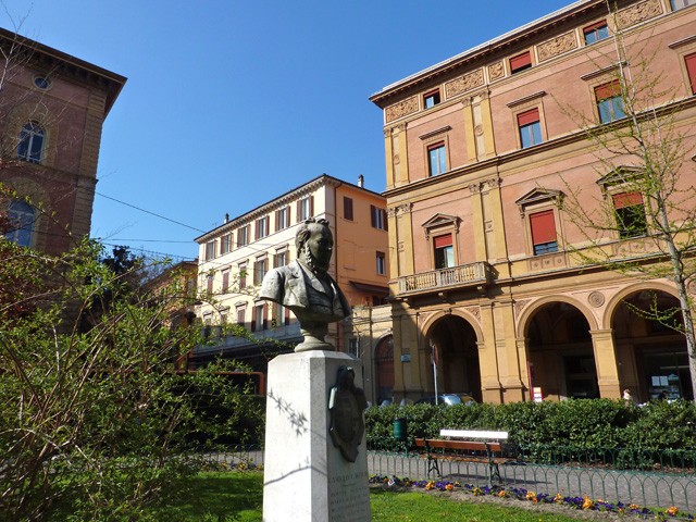 Piazza Cavour - sulla destra l'edificio della Banca d'Italia di A. Cipolla