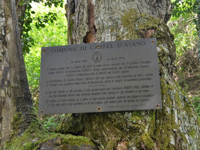 La targa ricorda il ferimento di Bob Dole nei pressi di Castel d'Aiano (BO)