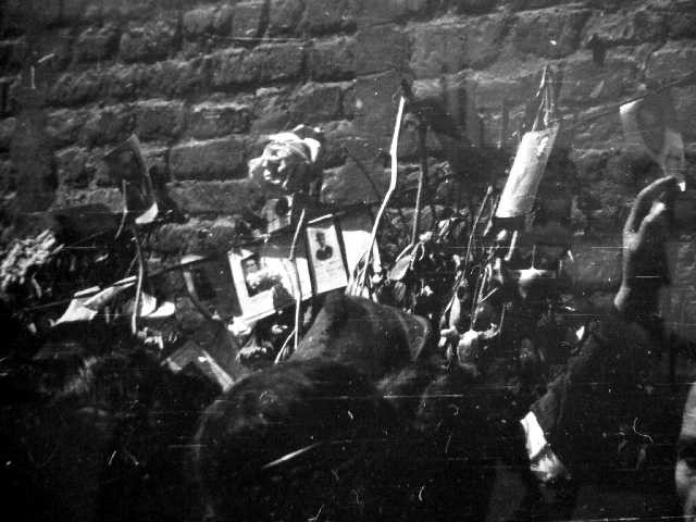 I familiari dei partigiani portano le prime foto al muro di piazza Nettuno - foto E. Ansaloni - Museo Memoriale della Libertà - San Lazzaro di Savena (BO)