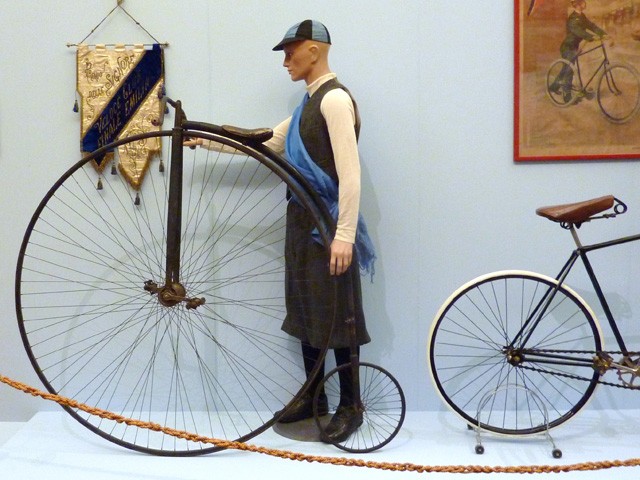 Biciclo e abiti di Pezzoli esposti durante una mostra sugli albori del ciclismo a Bologna - Museo Davia Bargellini (BO) - 2013