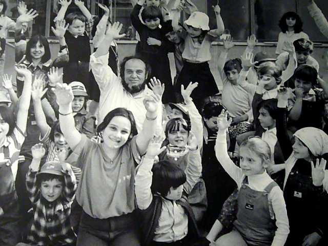 Il regista Marco Ferreri assieme ai bambini protagonisti del film "Chiedo asilo"