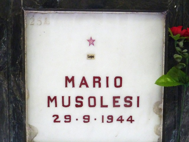 Tomba di Mario Musolesi (Lupo) nel Sacrario dei Partigiani - Cimitero della Certosa (BO)