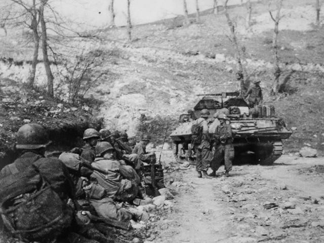 Soldati americani durante l'attacco a Tolè - Mostra permanente di Tolè sulla Linea Gotica