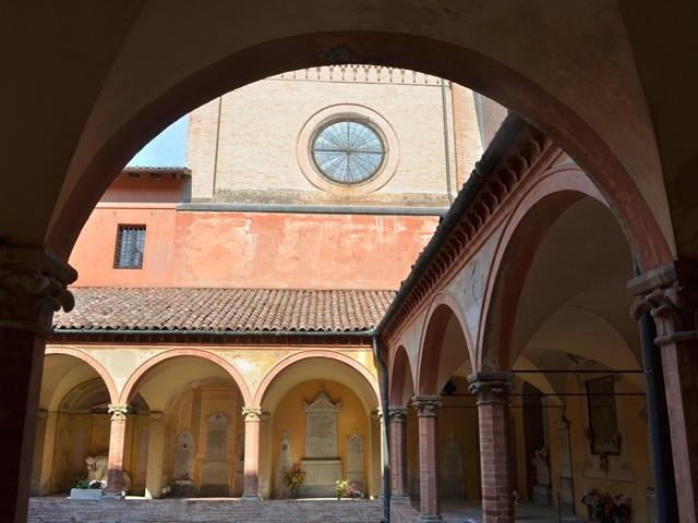 Antico chiostro della Certosa di San Girolamo (BO)