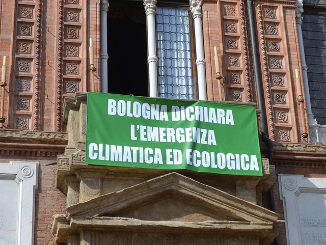 Lo striscione "Bologna dichiara l'emergenza climatica ed ecologica" sulla facciata di Palazzo d'Accursio (BO)