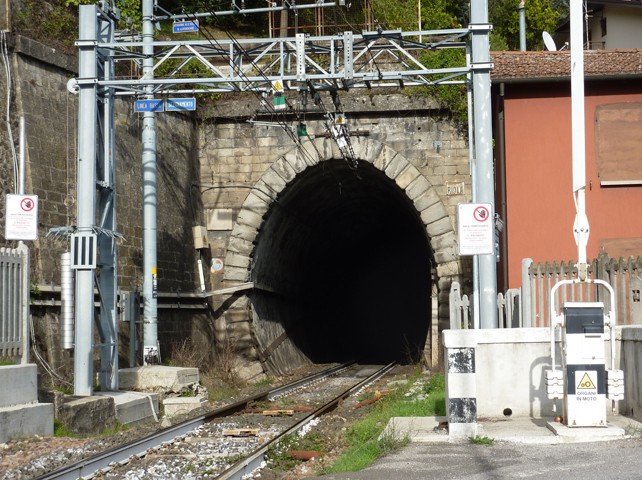 Ferrovia Porrettana - Stazione di Riola di Vergato - Galleria verso Bologna