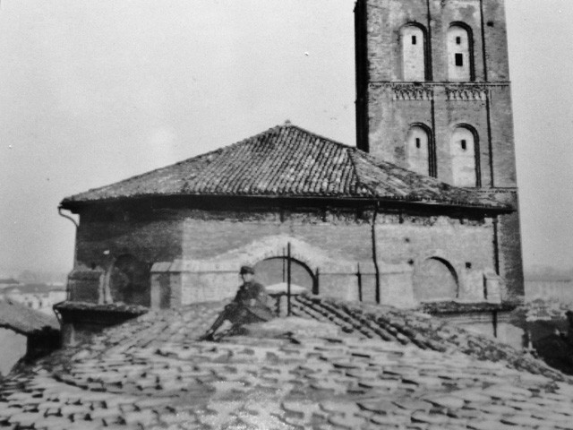 Un soldato di vedetta sul tetto della basilica di San Giacomo