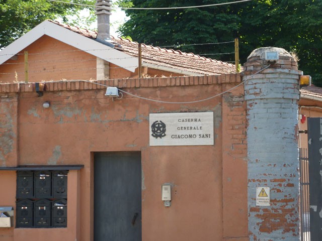 Ingresso della caserma Sani a Casaralta (BO)
