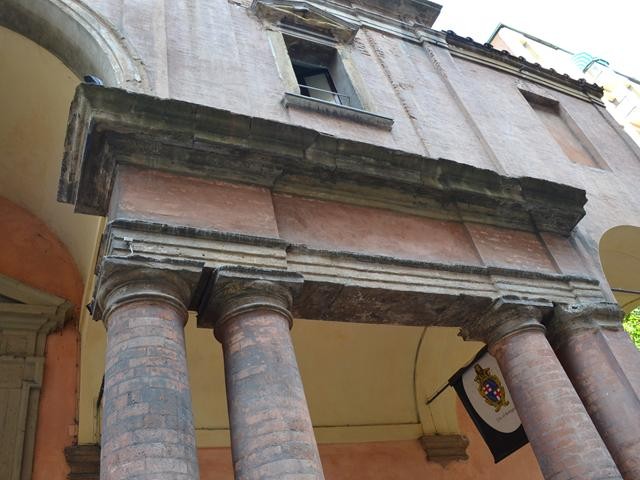 Chiesa del Buon Pastore (BO) - arch. D. Tibaldi - particolare della facciata 	