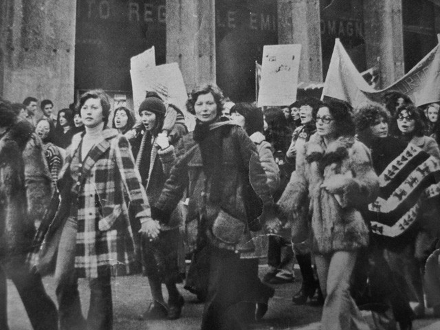 Corteo femminista a Bologna negli anni Settanta - Fonte: Mostra "Alza il triangolo al cielo" - Chiostro di S. Cristina della Fondazza (BO) - 2018