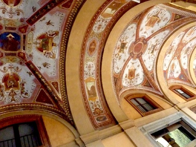 Il portico della Banca d'Italia decorato da G. Lodi - piazza Cavour (BO)